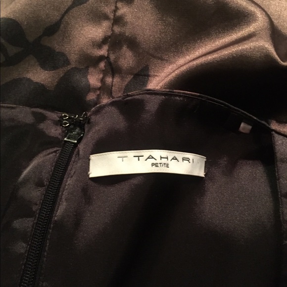 Tahari sleeveless top, fully lined, size small. - Picture 3 of 3